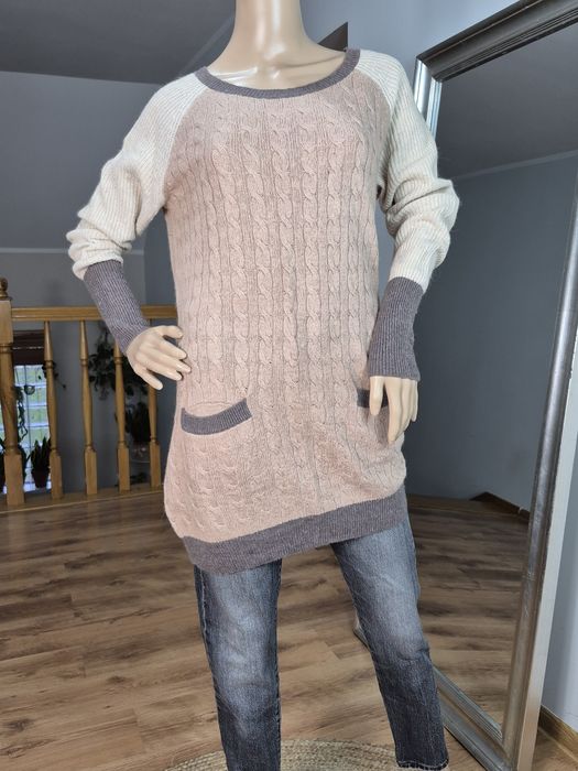 Beżowy sweter damski z kieszeniami, warkoczowy splot, wełna angora, ro