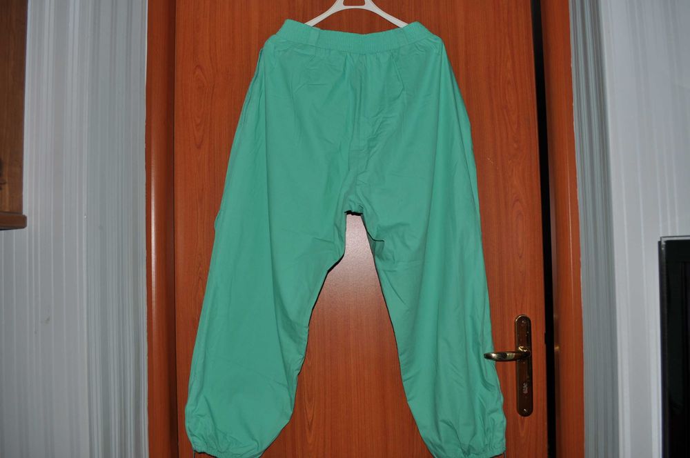 Spodnie dam. zielone r. 40, 3 zapinane kieszonki, guma w pasie, zamek.