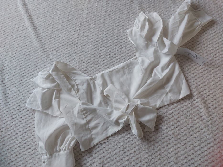 Krótka bluzka letnia wiązana z tyłu