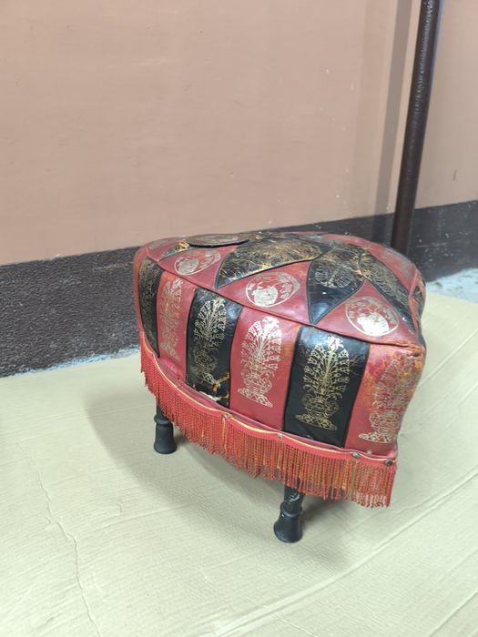 Pufa kolorowa z frędzlami