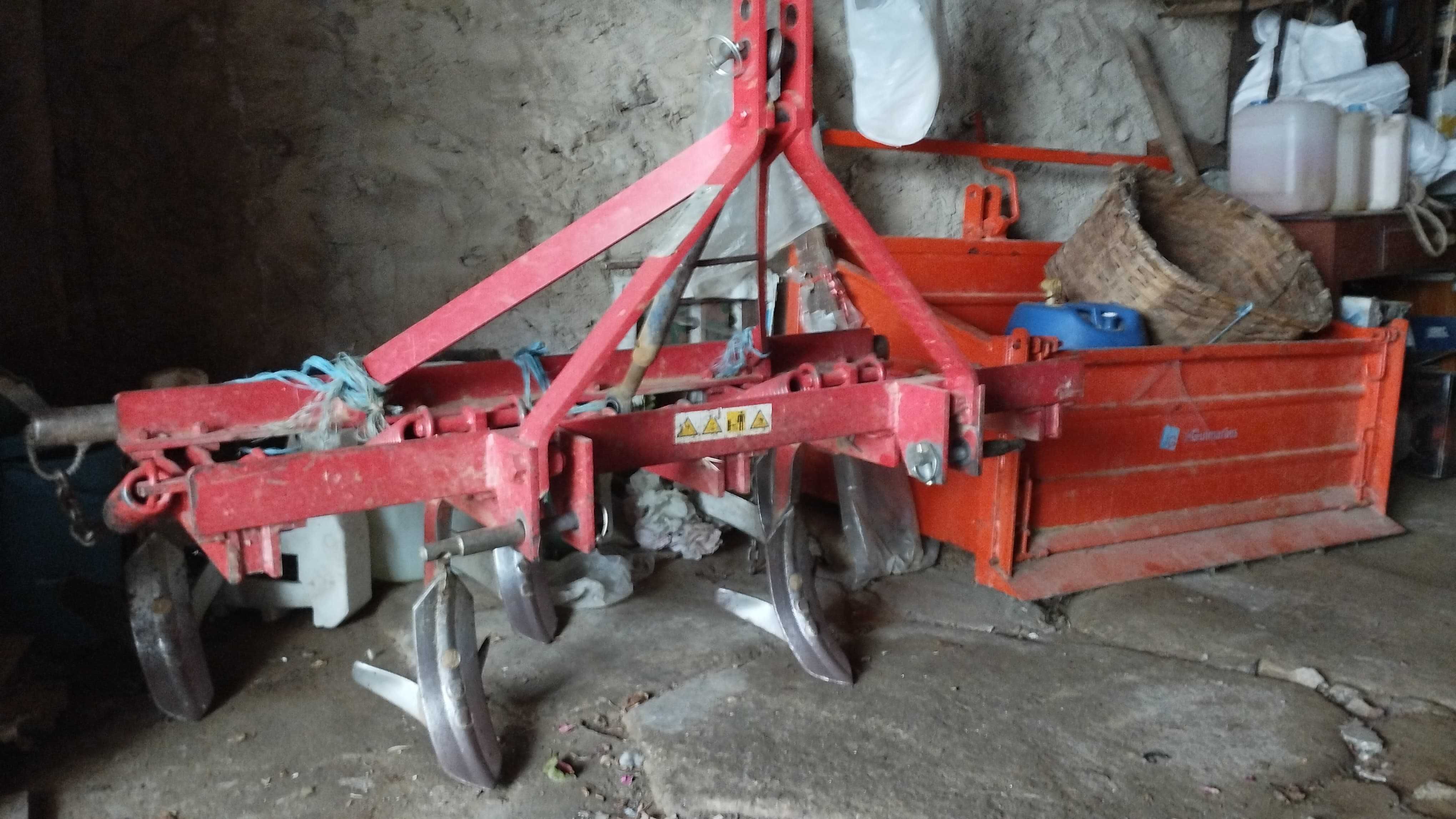 Trator Daedong T2600 4WD + 2 alfaias em ótimo estado