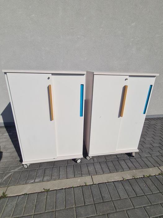 Nowoczesne szafki  na kółkach – mobilne, fronty panel tekstylny