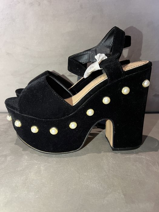 Sandalias Marypaz compensadas e com pérolas