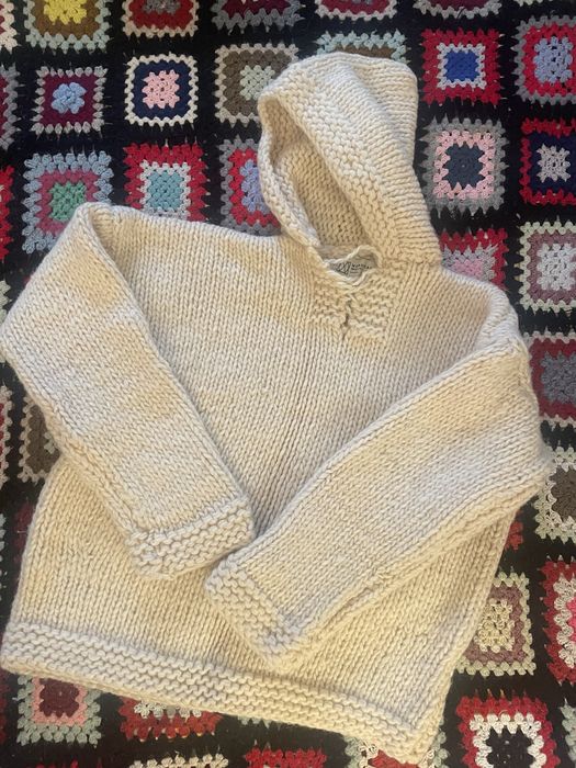 Wełniany sweter z kapturem