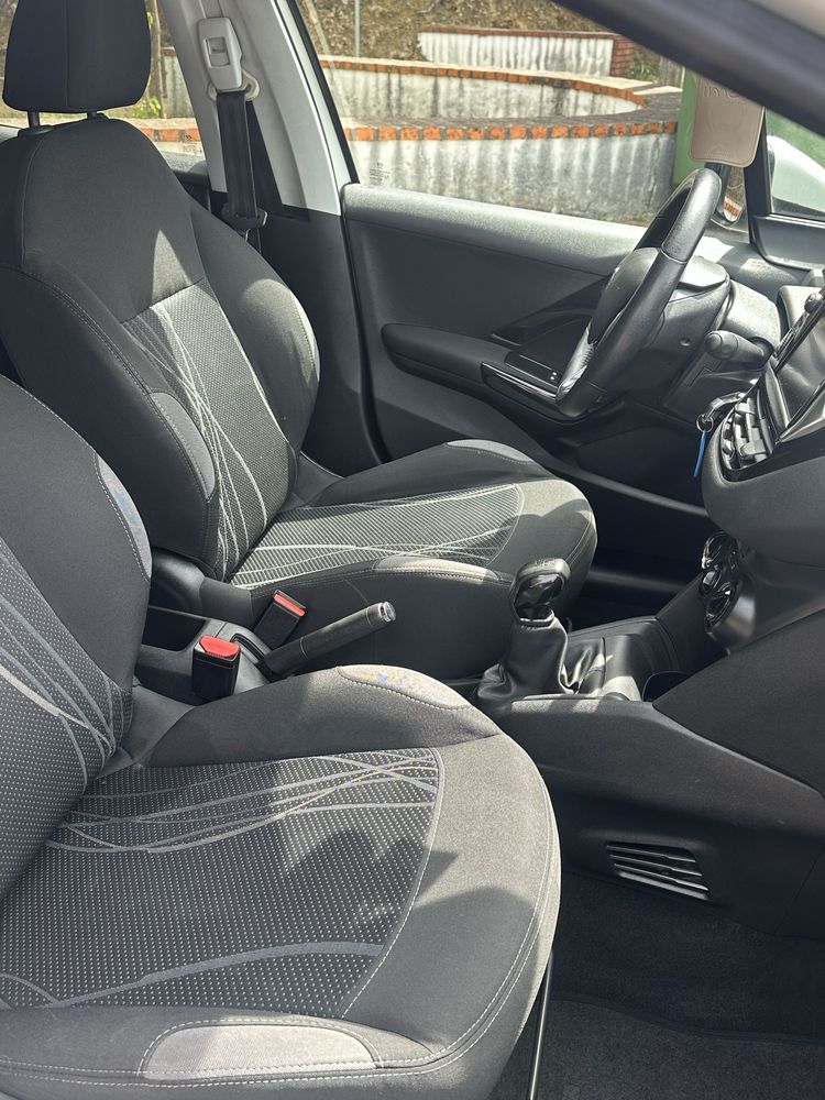 Peugeot 208 hdi 1.4 5 lugares