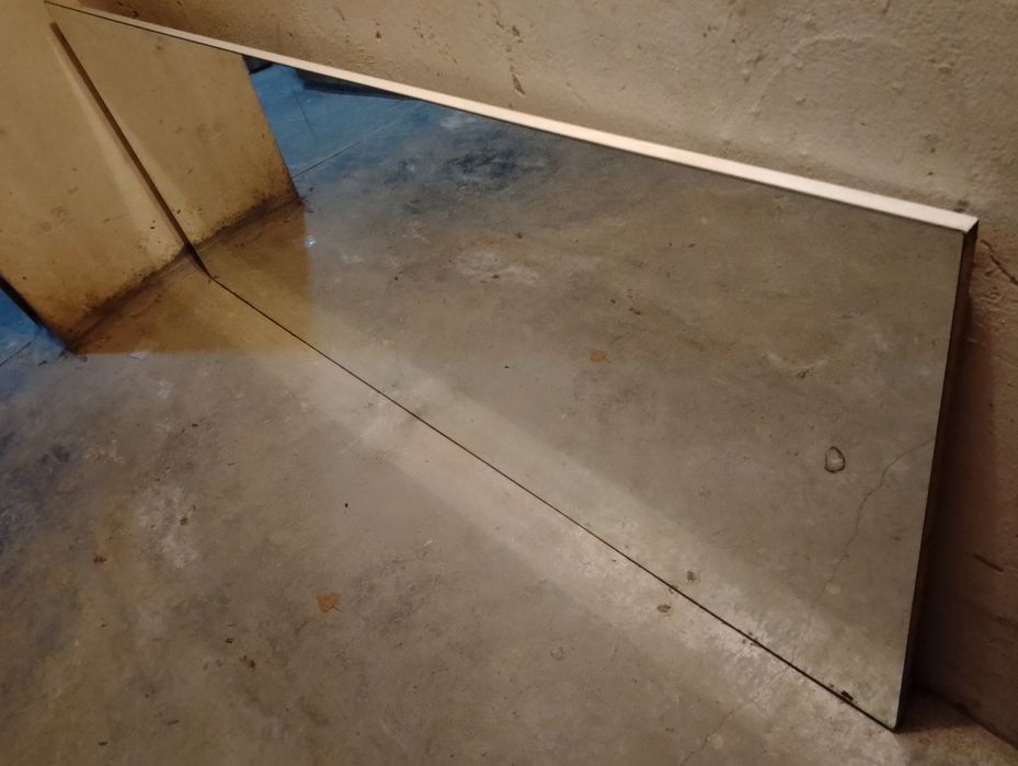 Lustro na drzwiach przesuwnych (Na siłownie)