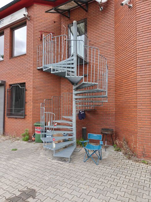 Schody zewnetrzne spiralne,fi ok,250cm,wysokosc ok,360cm+1m poręcze
