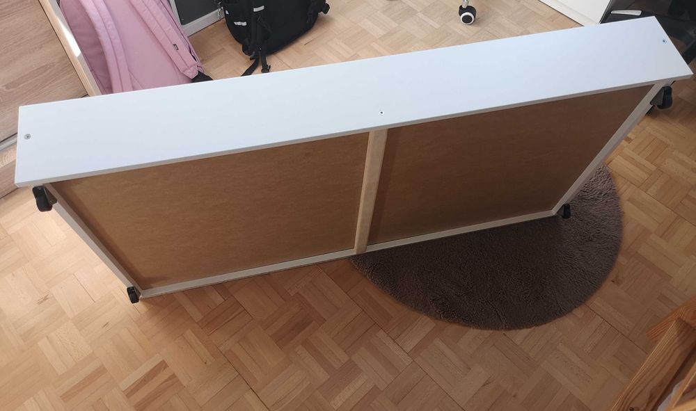 Zamykana szuflada pojemnik pod łóżko na kółkach