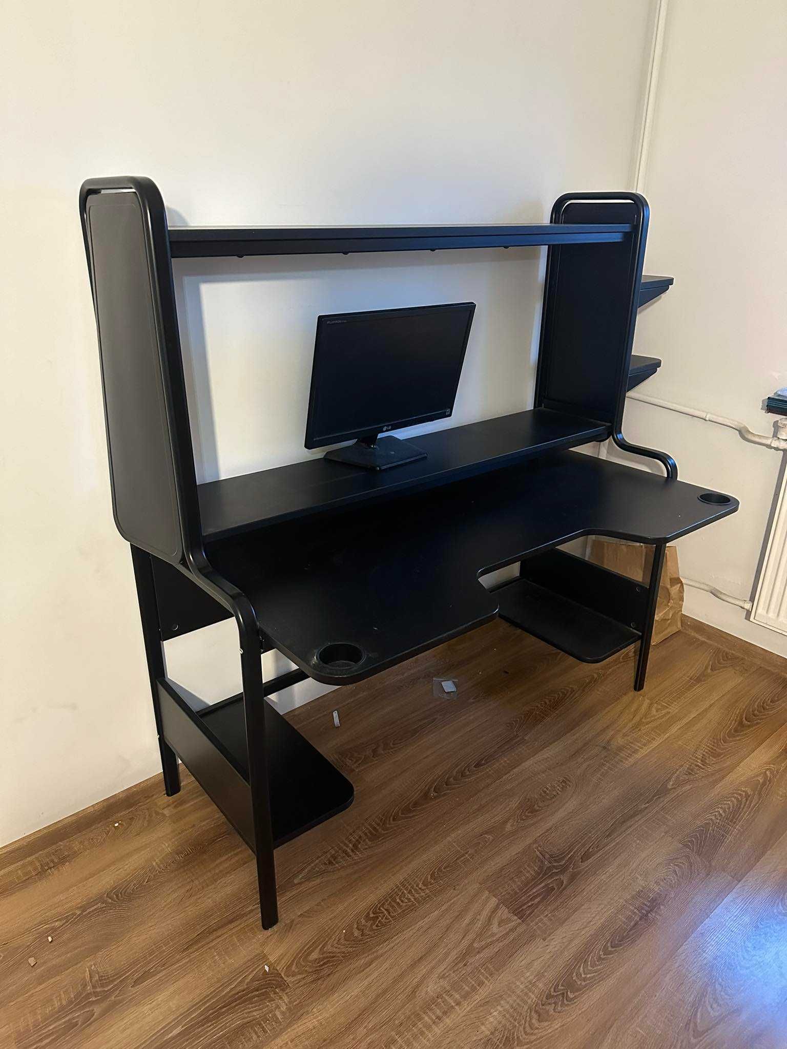 Czarne biurko Ikea