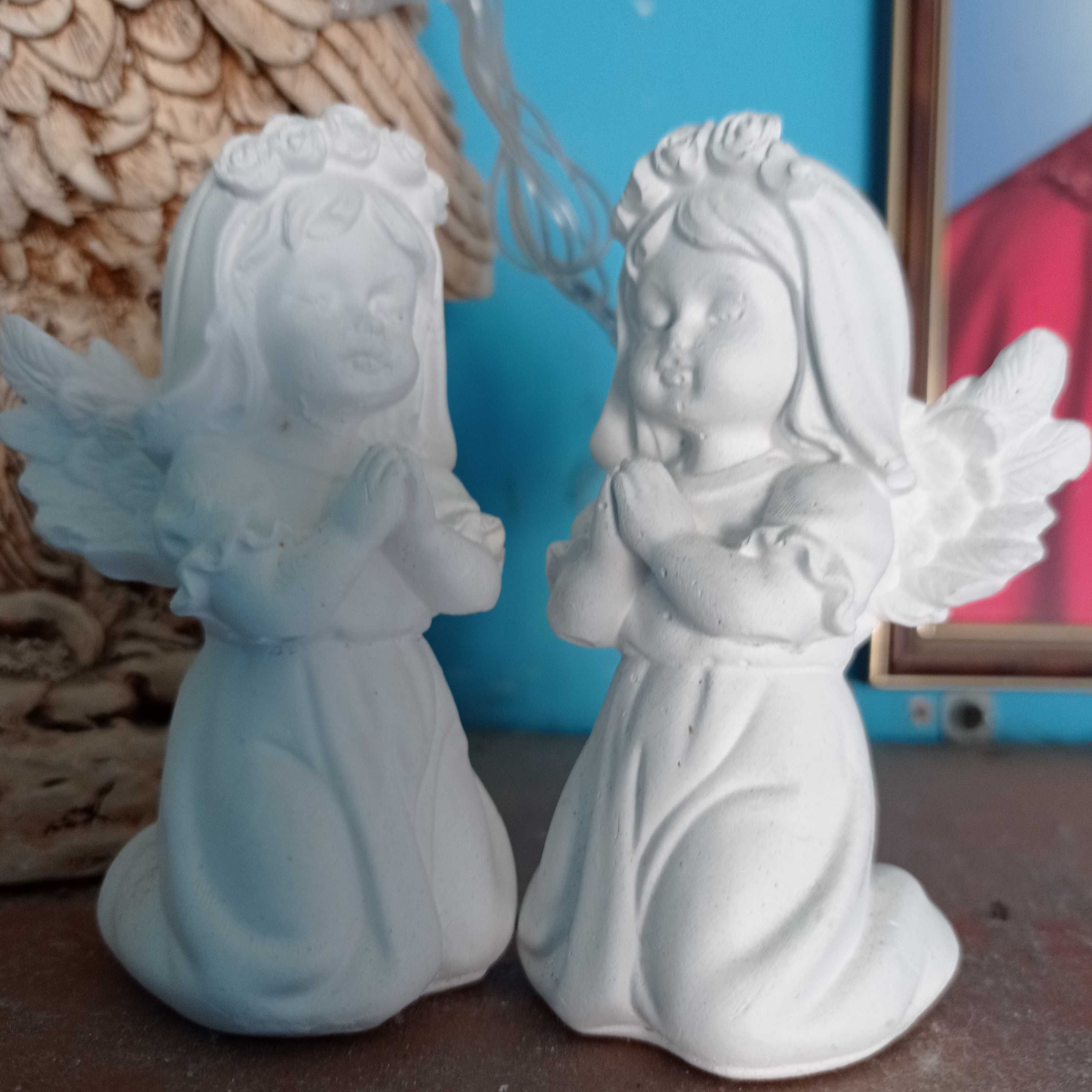 Aniołek wosk figurka na pieńku różaniec Komunia Święta