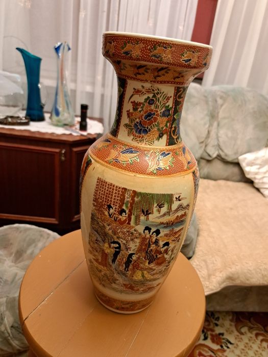 Wazon ze złotymi zdobieniami