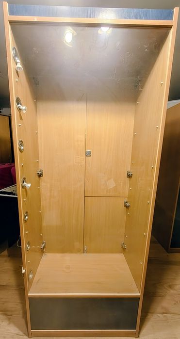 Szklana witryna, szafa z oświetleniem, szklane półki