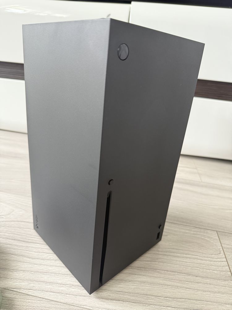 Kosola XBOX series X 1TB + gry, bateria, bardzo dobry stan