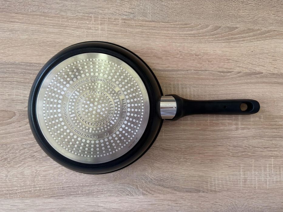 patelnia tradycyjna tefal 24 cm tytanowa opis