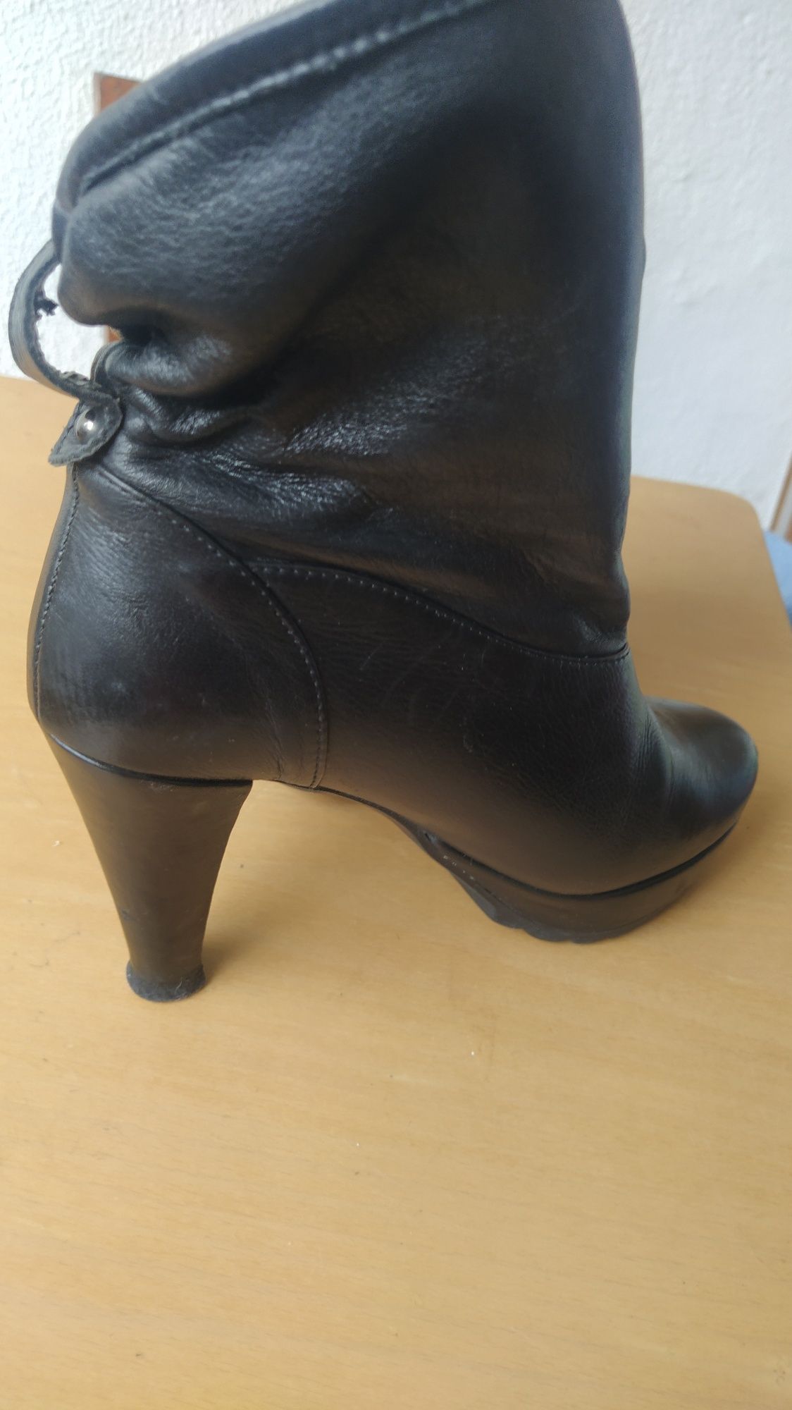 Botas em pele, preto