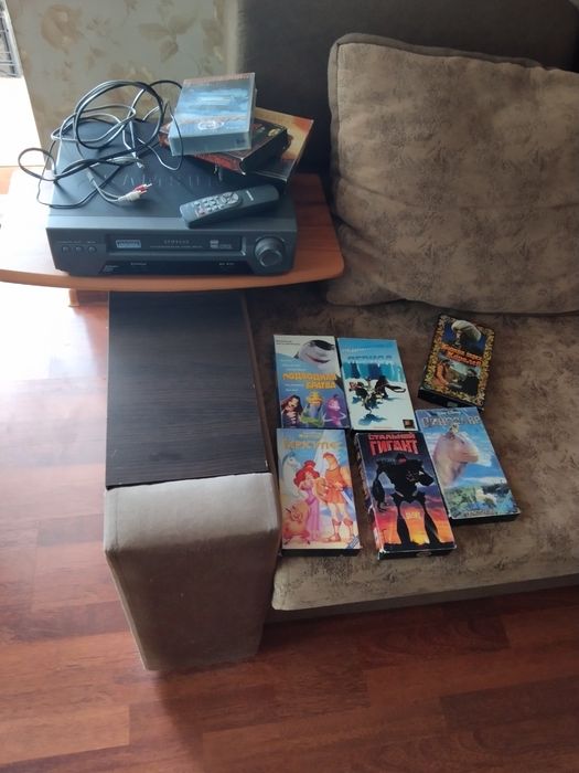 Видеомагнитофон SAMSUNG SVR-537. Пульт, кассеты.