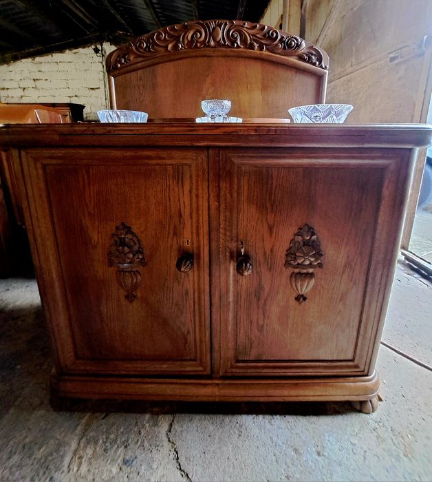 Kredens dębowy z wysuwanym blatem