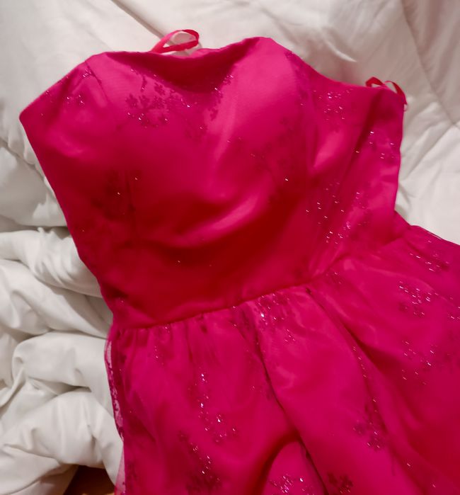 Vestido rosa choque, com glitter.