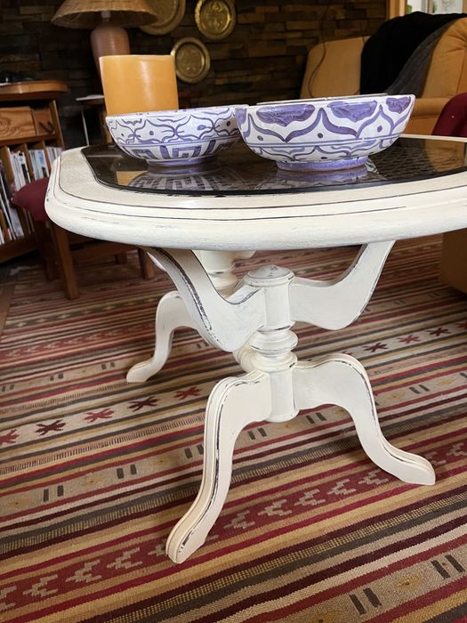 Mesa baixa de apoio com palhinha