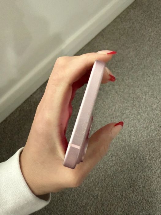 iPhone 15 128 GB w delikatnym różu — stan bardzo dobry