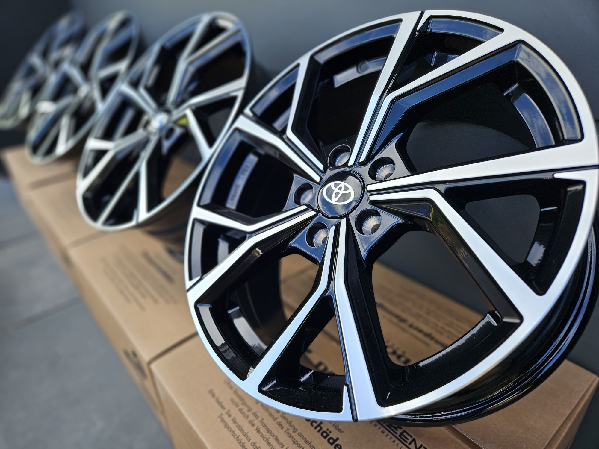 Toyota 18 " Nowe 5x114,3 C-HR Yaris Cross RAV4 Camry CHR Czarne Felgi