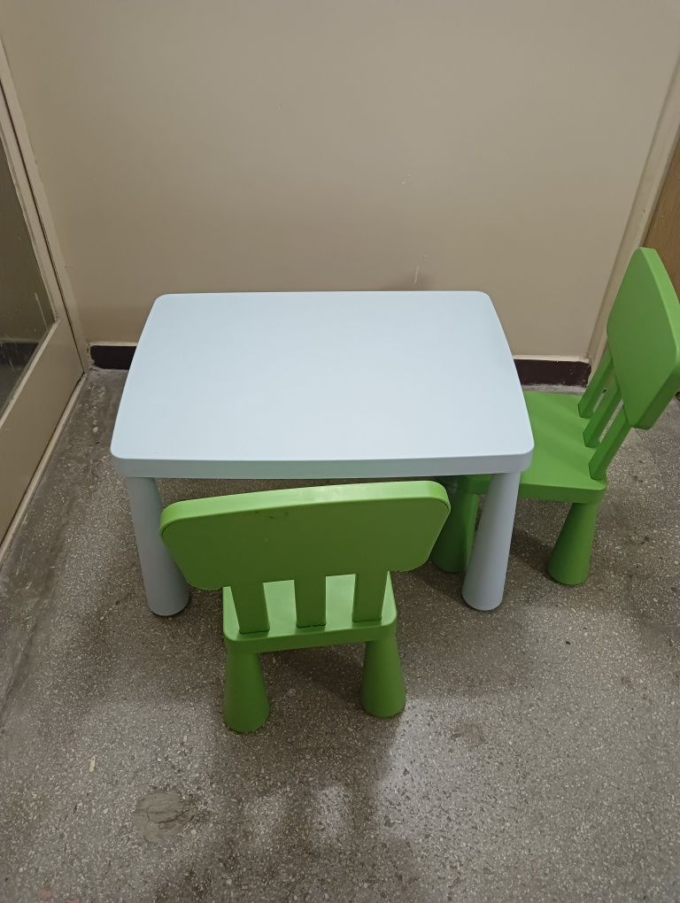 Stolik Ikea Mamut dla dzieci plus krzesełka