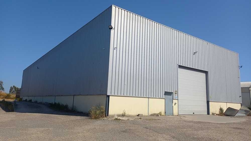 Armazém com 812 m2 num terreno com 51000 m2, Montijo.