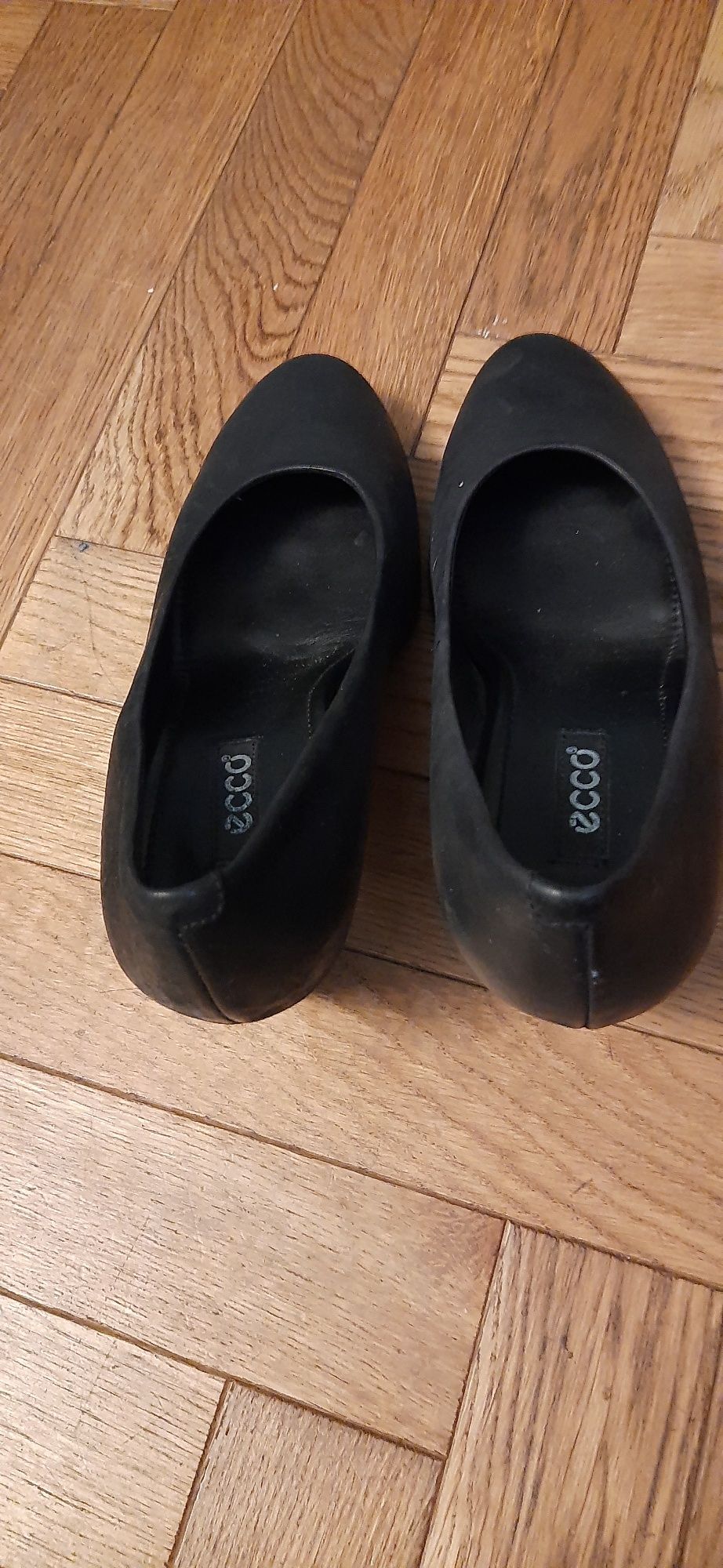 Skórzane pantofle Ecco r. 38 czarne