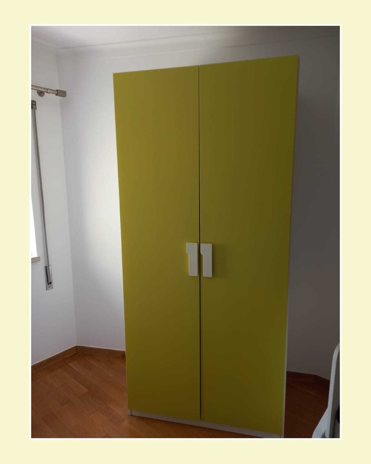 Cama individual e roupeiro