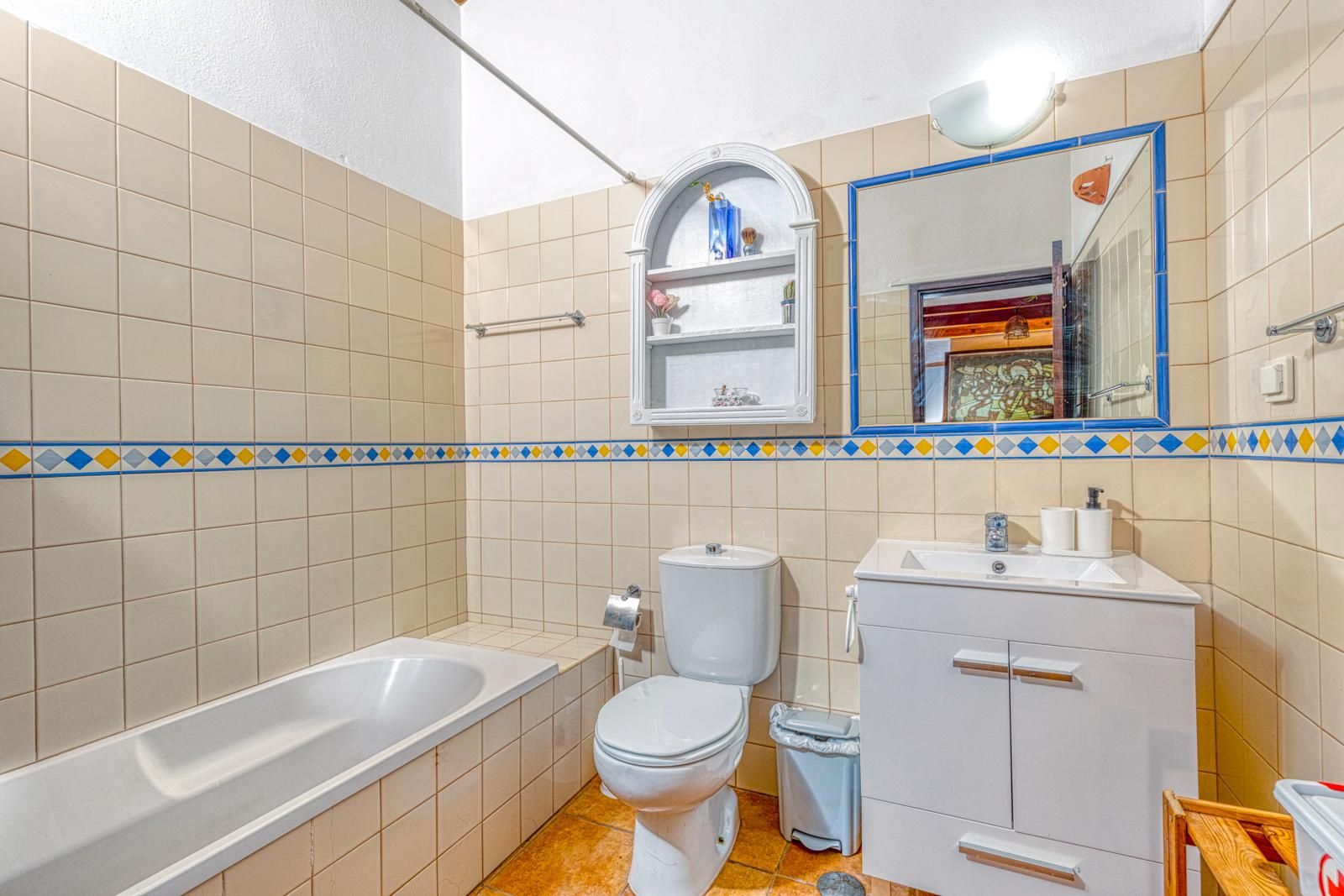 Casa térrea c quintal,t2+1 na EN120 / Rogil-Algarve. Animais. Julho pr