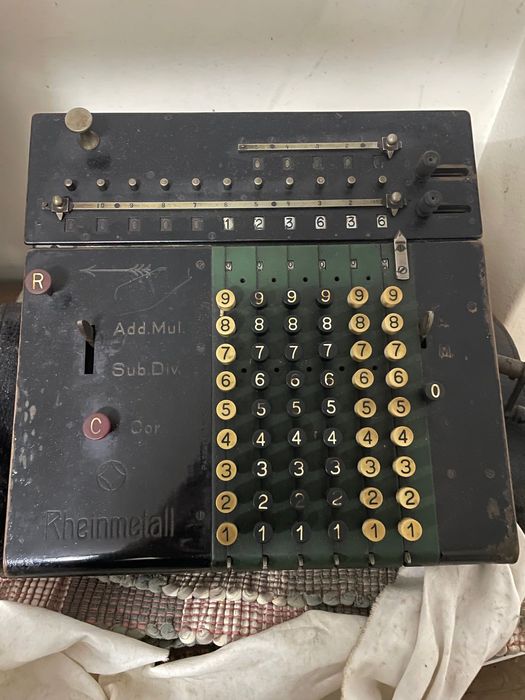 Calculadora antiga à venda, da marca Rheinmetal da Alemanha