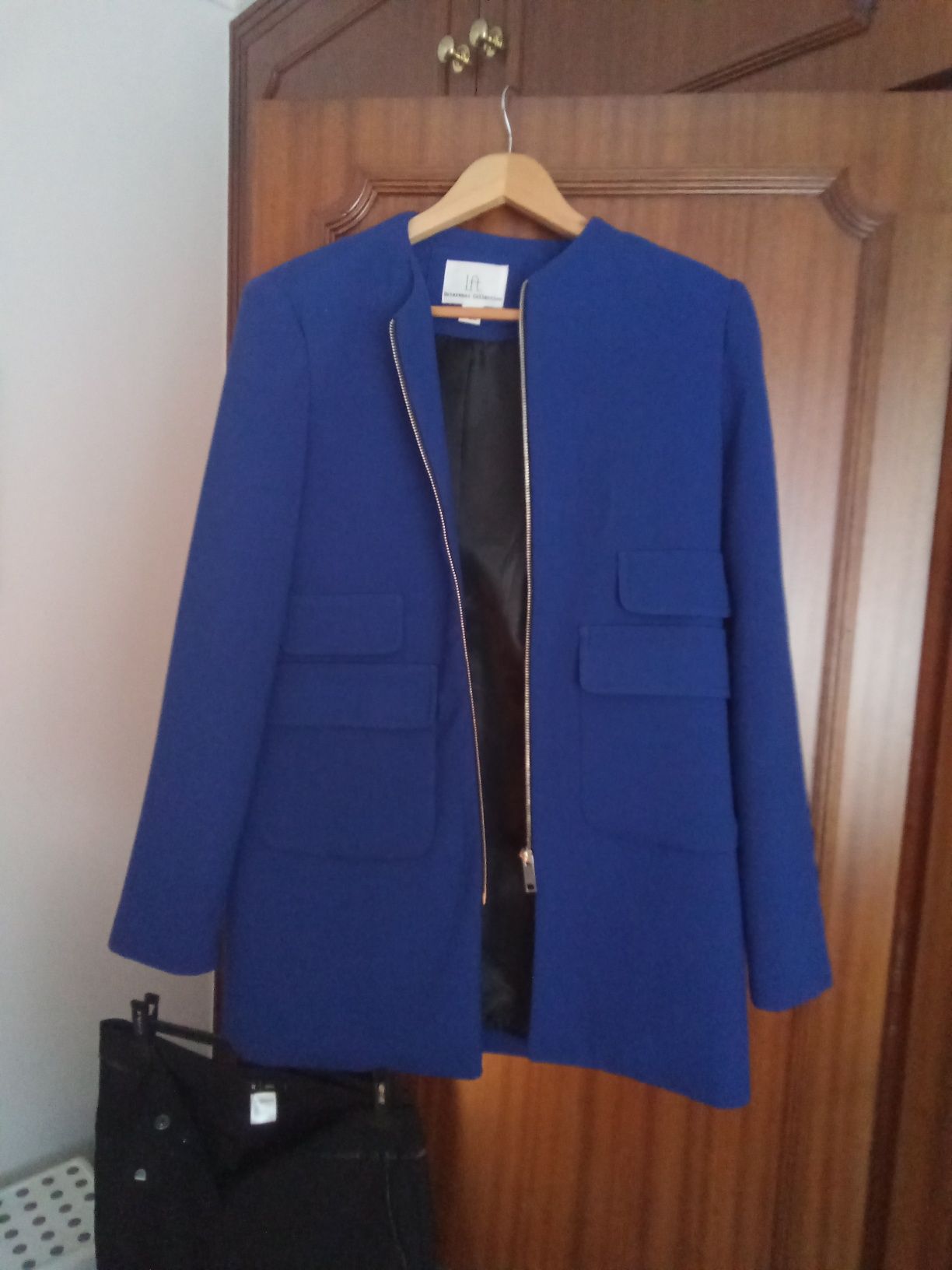 Fato de senhora três peçast e um casaco azulão em perfeitas condições.