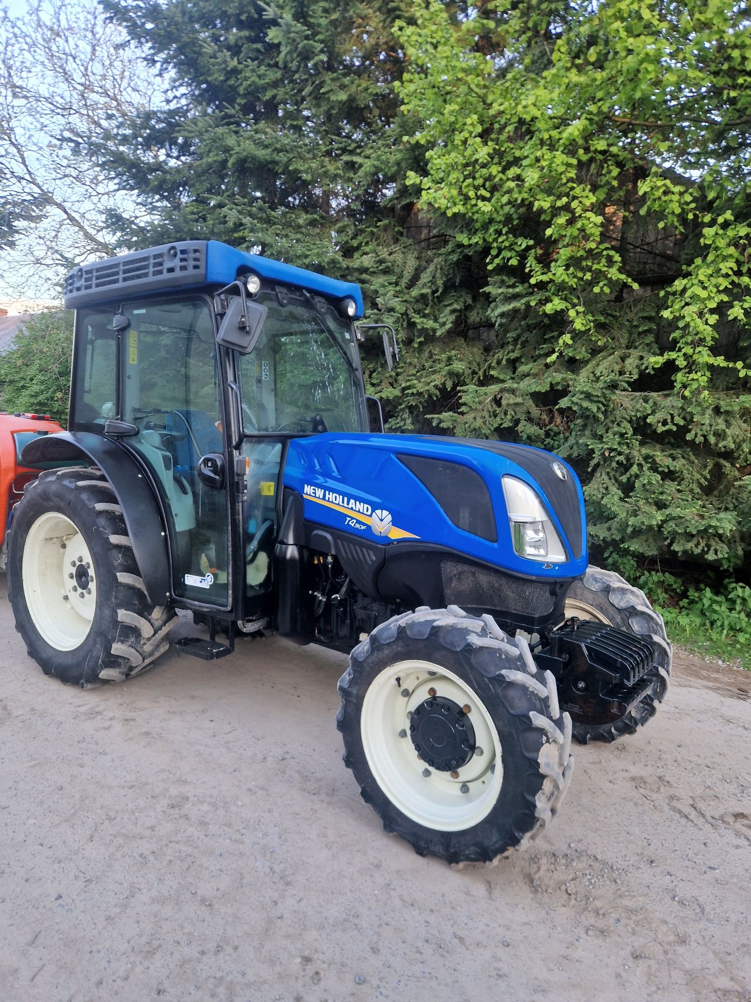 New holland ciągnik sadowniczy T4.90F blueCab4