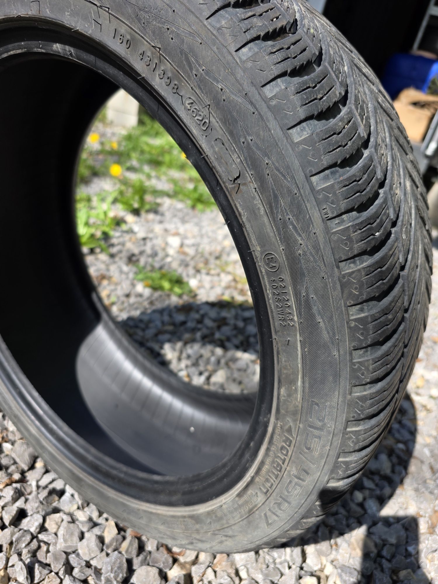 Opony wielosezonowe Nokian 215/45R17