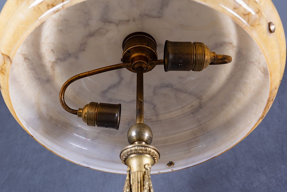 Mosiężna lampa stołowa / biurkowa marmoryzowany klosz lata 30. XX w.