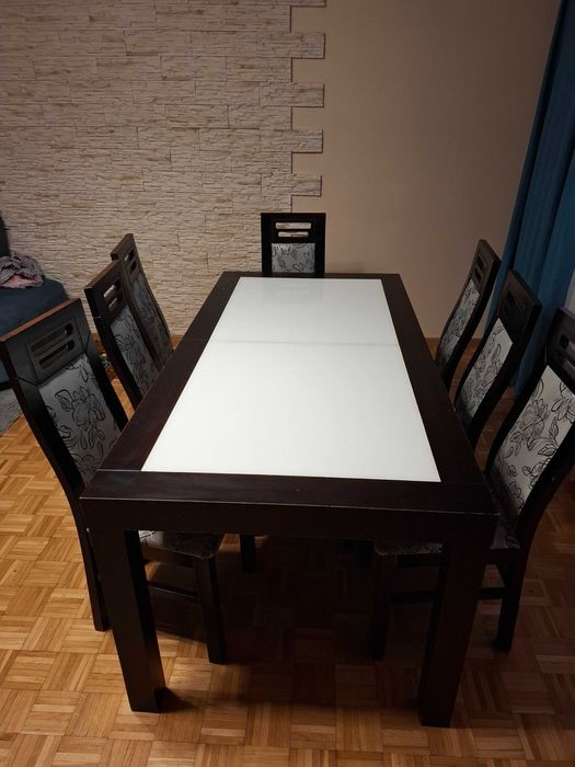 Stoł rozkladany z krzeslami
