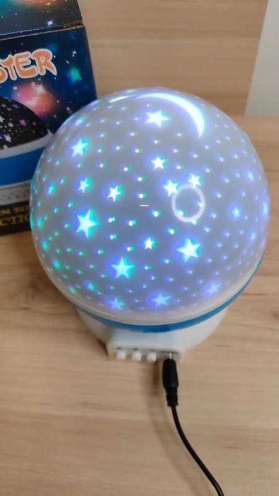 Projektor gwiazd, księżyca i nieba – obrotowa lampka nocna dla dzieci