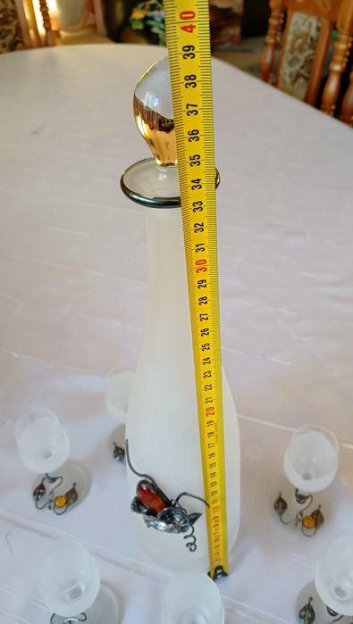 Karafka z 6 kieliszkami ozdobione  srebrem i bursztynem.