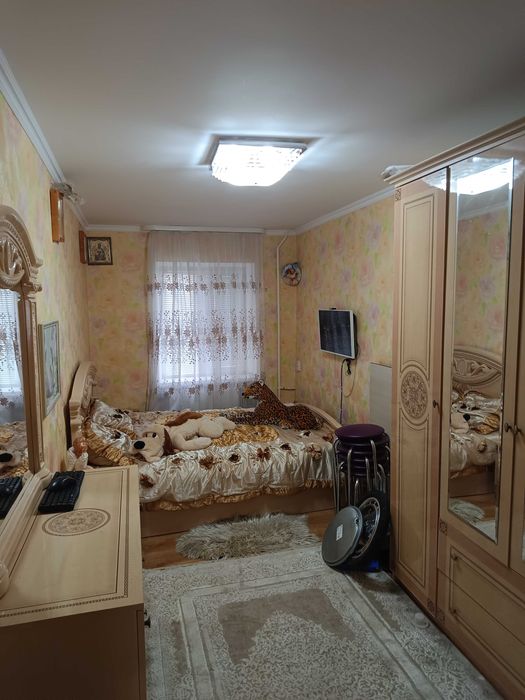 До квартири додається сарай з погребом у дворі.
І підвал під домом.