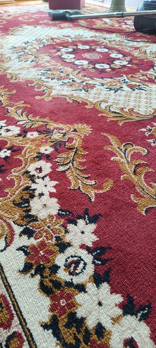 Dywan duży w bardzo dobrym stanie.