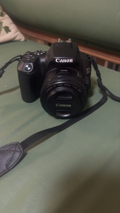 Câmara Canon 250D (SL3) + 50mm IS STM