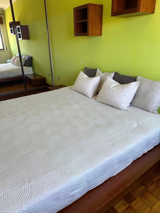 Cama em folha de madeira com colchão ortopedico venda urgente