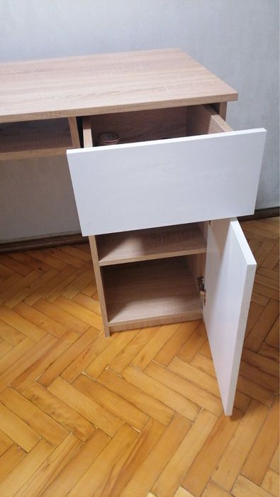 Стіл письмовий підійде для дорослого  або для дитини