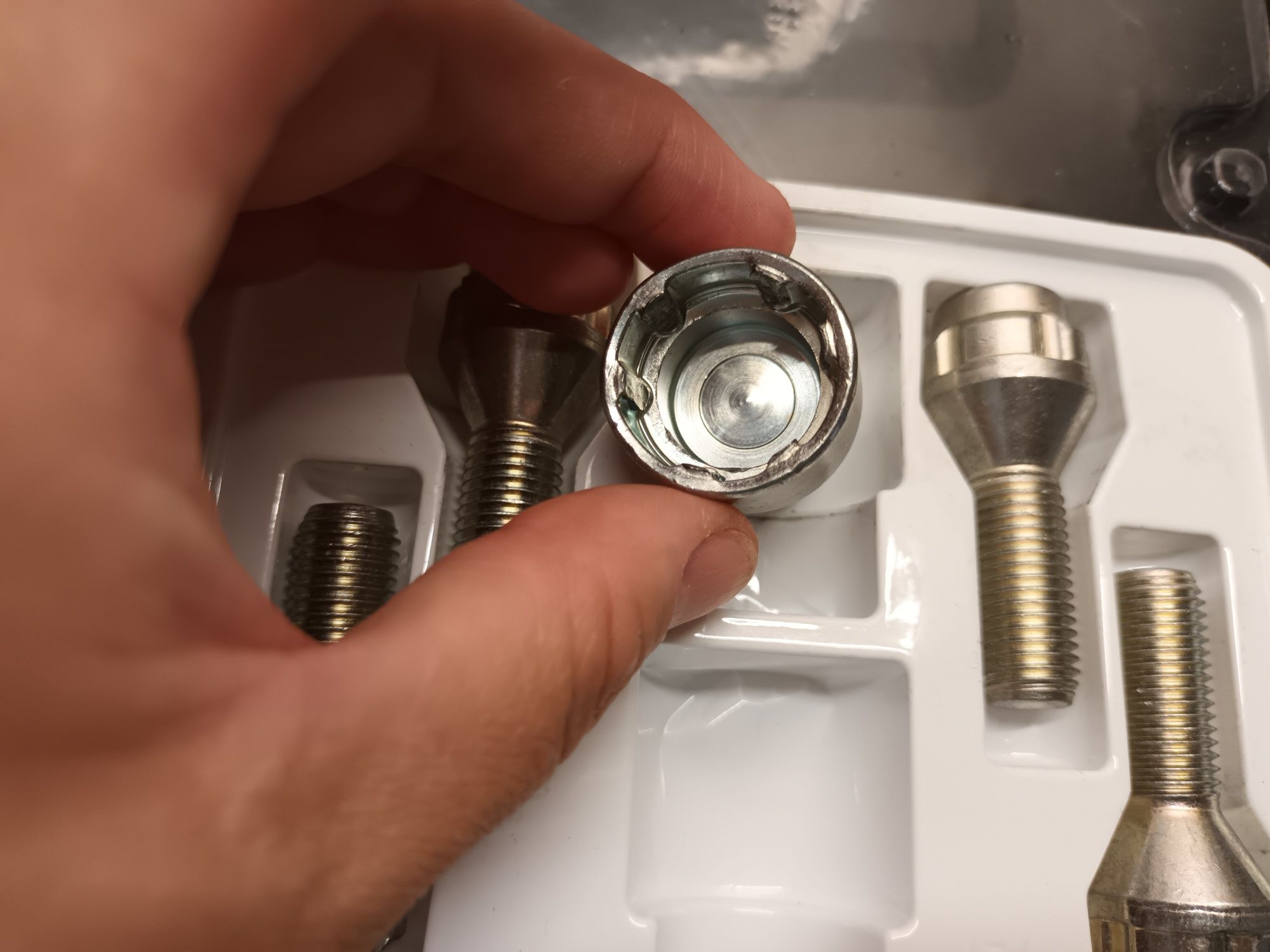 Kit parafuso anti roubo NOVO antirroubo rodas