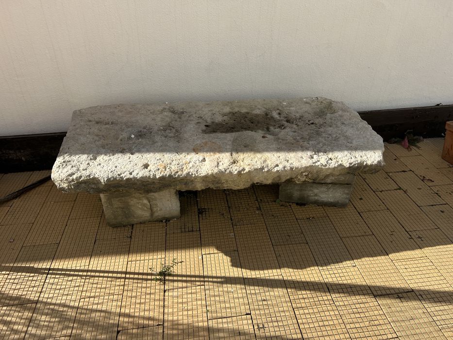 Bancos e vasos de pedra calcário