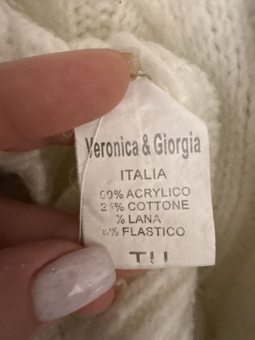 Білий жіночий светр