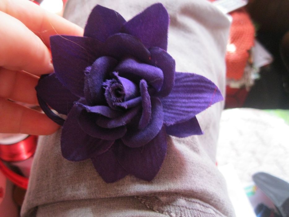 фиолетовый цветок можно как заколку а можно как аксессуар на платье