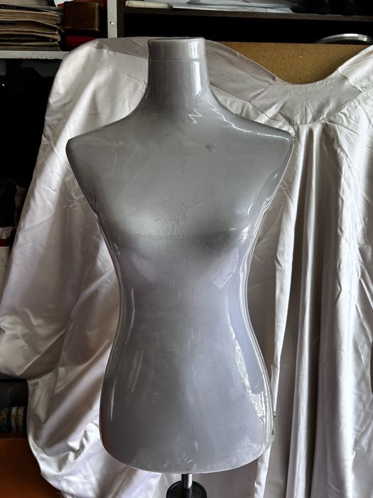 2 bustos femininos com base metálica ajustável