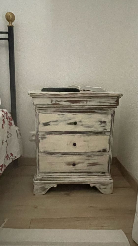 Cama de casal com 2 mesas de cabeceira