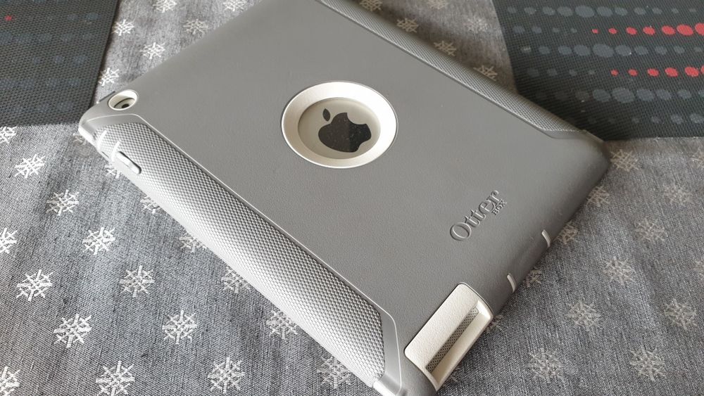 Ipod z etui OterBox i skórzaną nakładką na ekran